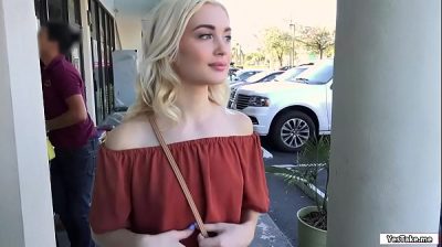 Blonde européenne suce pour du cash dans le parc