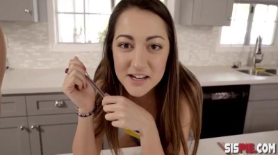 Brune sexy adore les grosses dans sa petite bouche