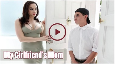 Femme sexy aux gros seins a des relations sexuelles avec le copain de sa fille