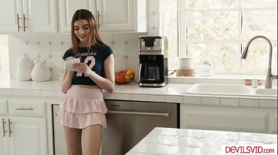 Un beau-père excité aidant sa belle-fille à atteindre l’orgasme