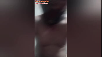 Figlio scopa la madre con maschera