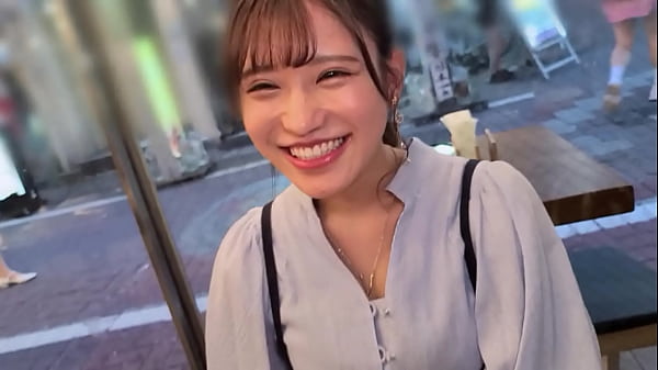 Jolie salope accepte la douleur au cul