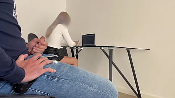 Grosse salope attend que son mec se branle