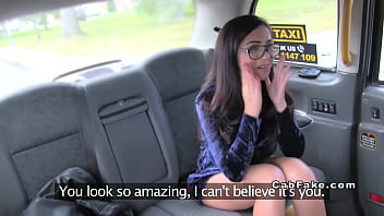 La salope brune suce la grosse bite du chauffeur pour une place