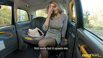 Matura troia sexy con grandi tette scopata in taxi