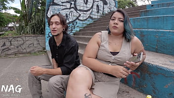 Natalie Lust la salope rousse montre ses petits nichons à la gare