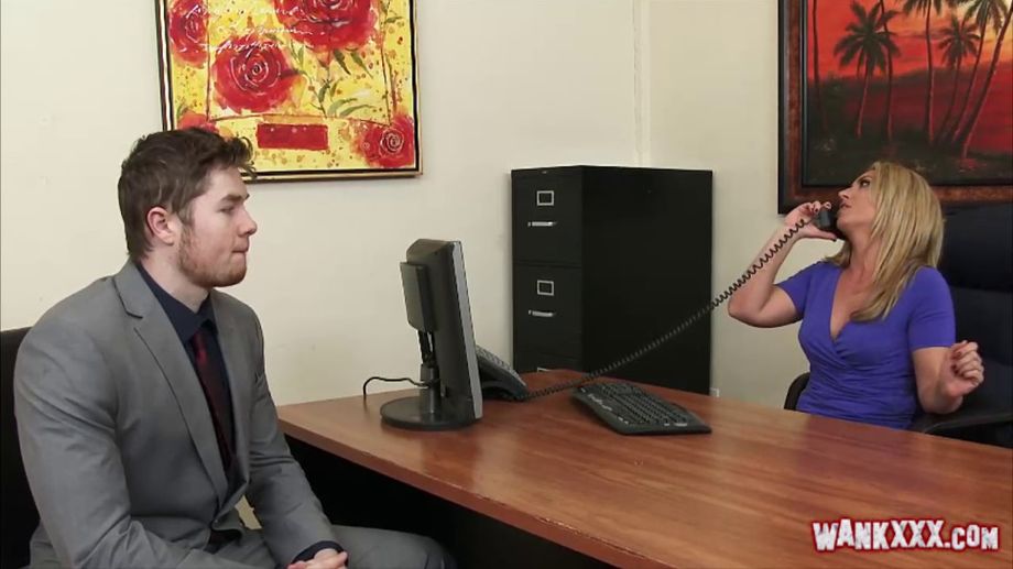 La charmante Vivianne DeSilva fait une fellation dans une scène en POV