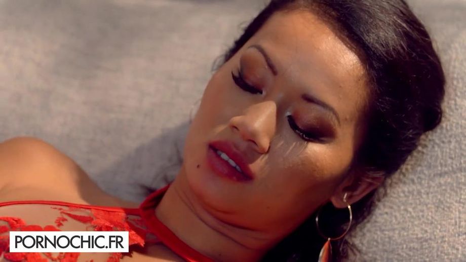 Superbe sexe anal avec une brune aux gros seins en lingerie