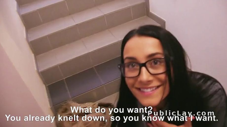 Une amatrice européenne suce une énorme bite en public 