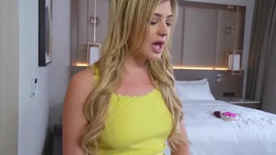 Une charmante brune aime se faire baiser par son demi-frère pervers