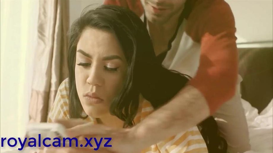 Une demi-sœur se fait baiser pendant qu'elle joue à des jeux vidéo.